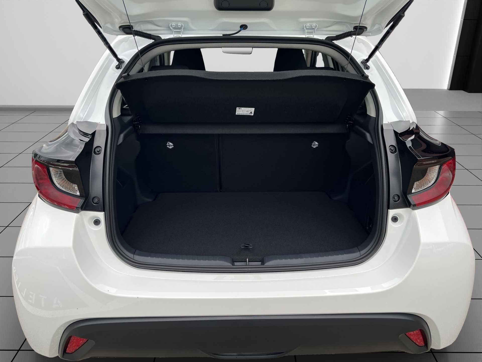 TOYOTA YARIS 1.5 VVT-i HSD Comfo-image-13