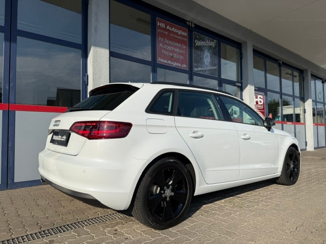 AUDI A3 Sportback 2.0 TDI Ambition quattro S-tronic black&white-image-2