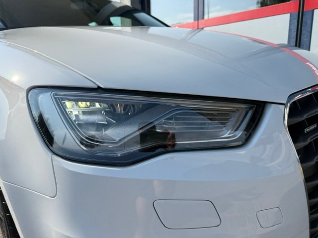 AUDI A3 Sportback 2.0 TDI Ambition quattro S-tronic black&white-image-4
