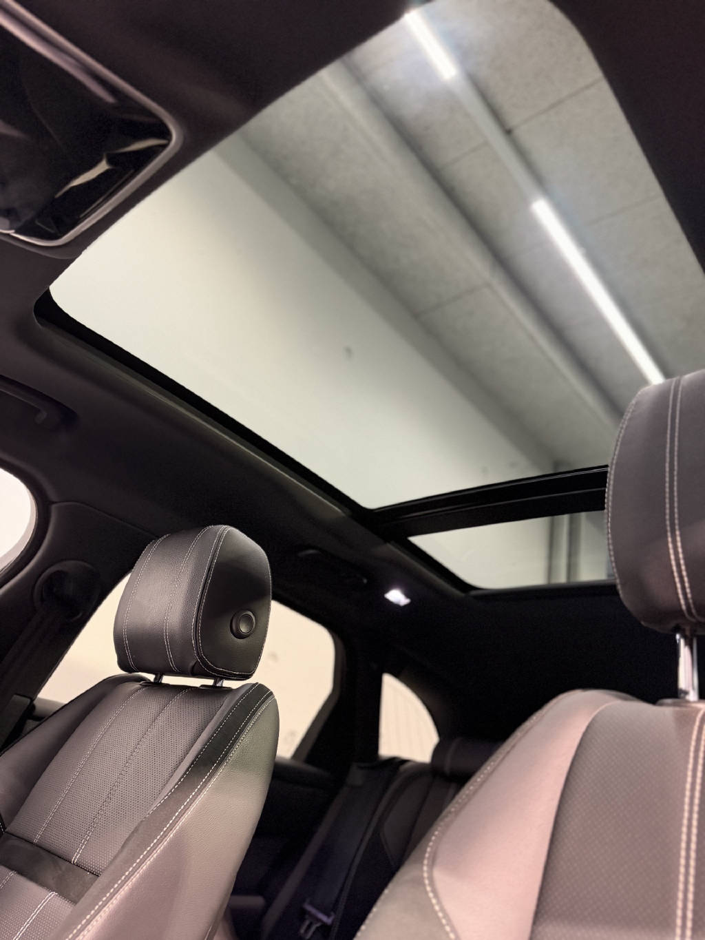 LAND ROVER Range Rover Velar 2.0 P400e R-Dynamic SE-image-9