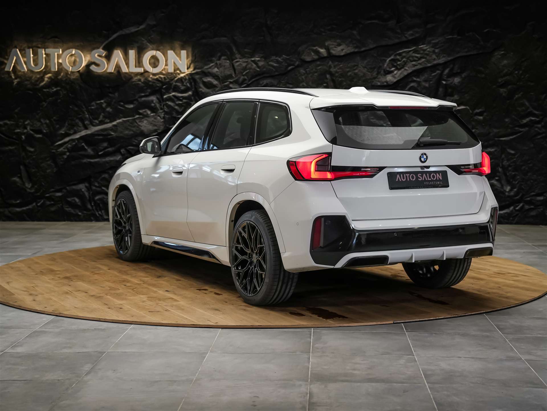 BMW X1 xDrive 23d M Sport *20" Felgen*Werksgarantie*AHK*-showroom-element-3