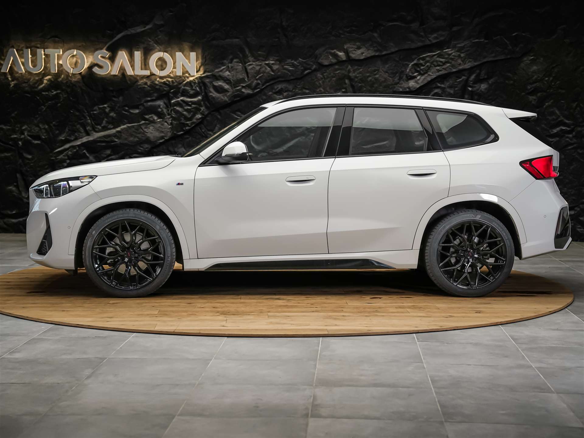 BMW X1 xDrive 23d M Sport *20" Felgen*Werksgarantie*AHK*-showroom-element-2