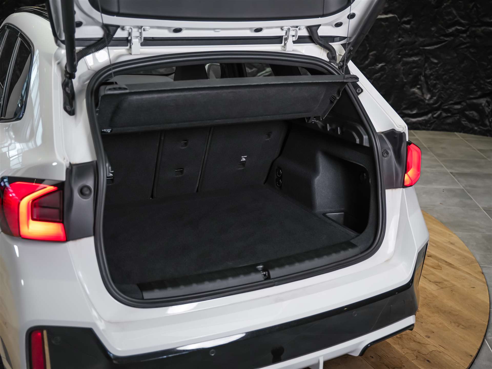 BMW X1 xDrive 23d M Sport *20" Felgen*Werksgarantie*AHK*-image-40