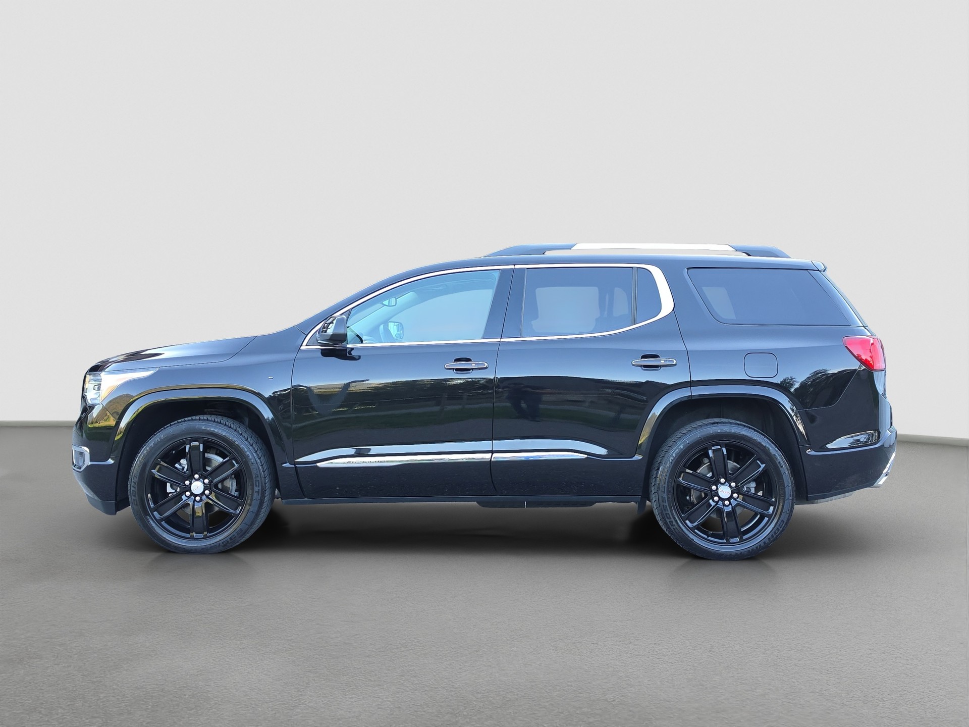 GMC Denali AWD 3.6L 6-Seater-showroom-element-1