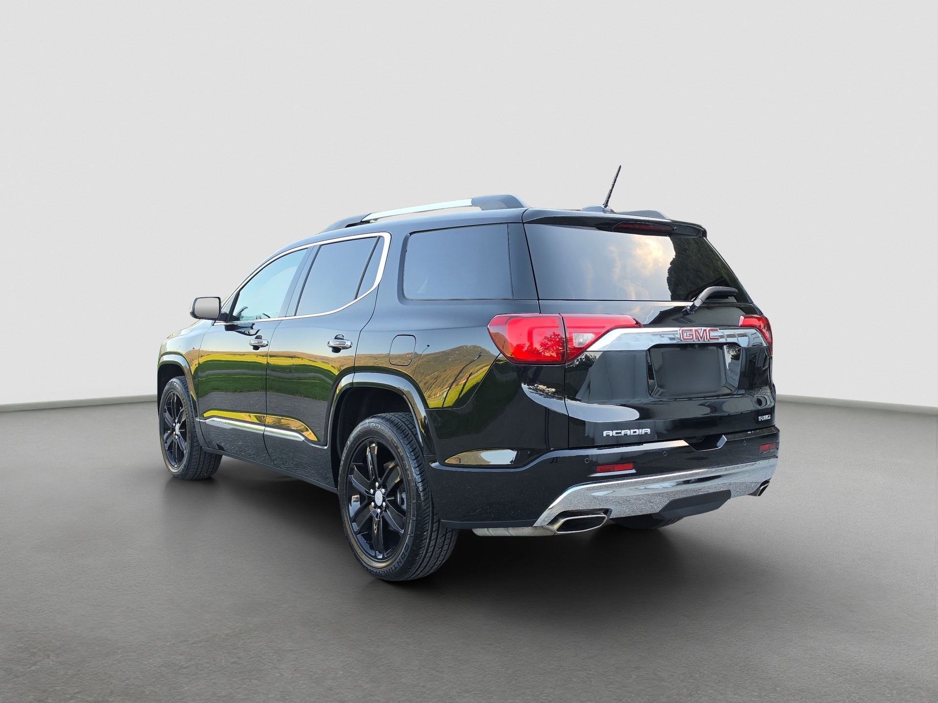 GMC Denali AWD 3.6L 6-Seater-showroom-element-2
