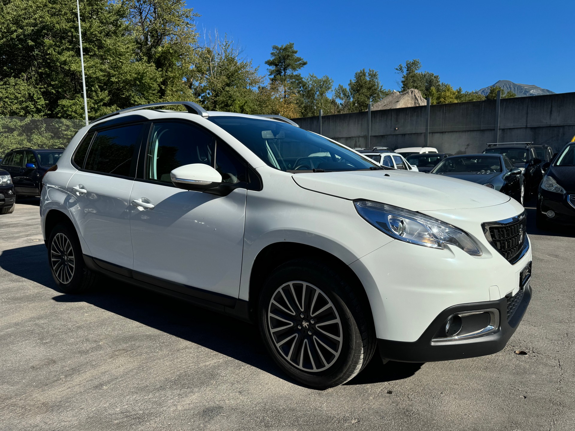PEUGEOT 2008 1.2 PureTech Active-image-1