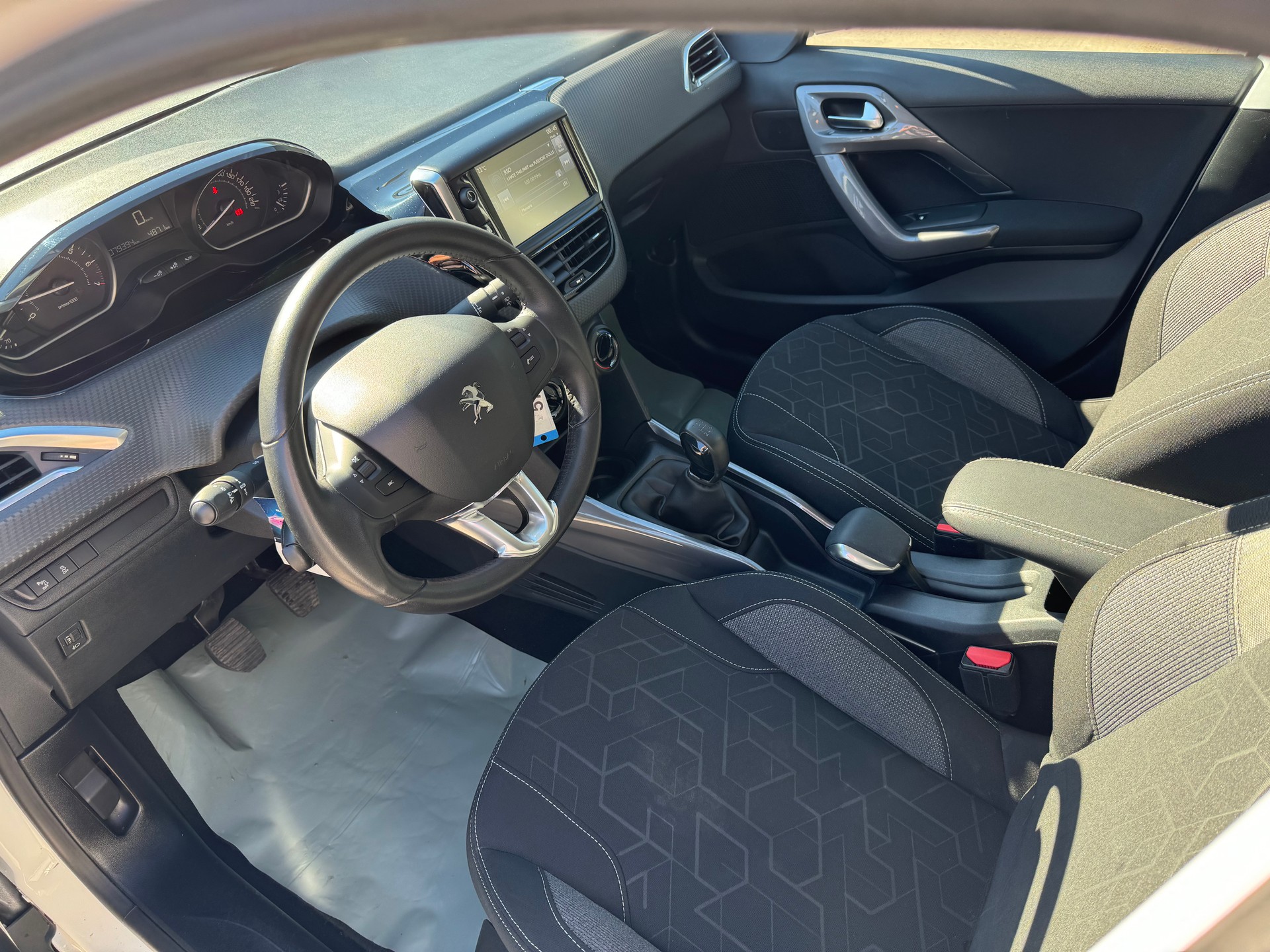 PEUGEOT 2008 1.2 PureTech Active-image-9