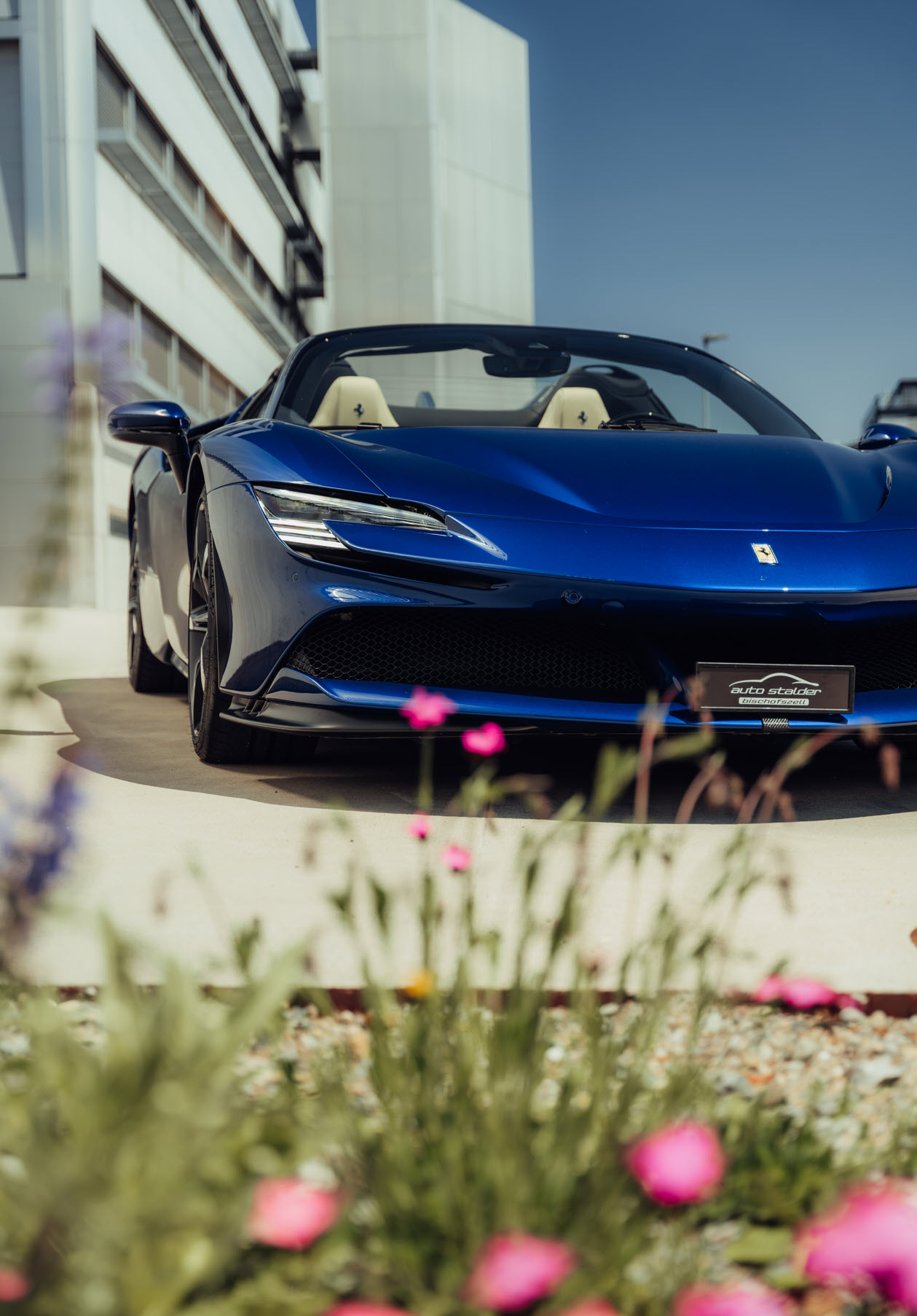 FERRARI SF90 Spider-showroom-element-3
