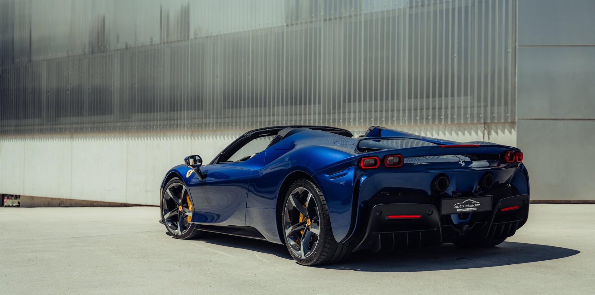FERRARI SF90 Spider-showroom-element-1