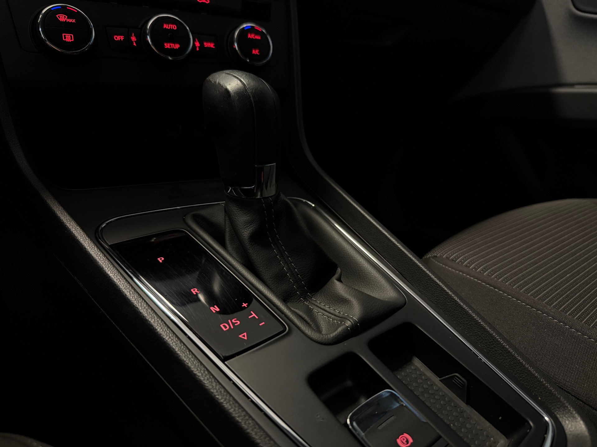 SEAT Leon ST 1.6 TDI CR Style DSG-image-8