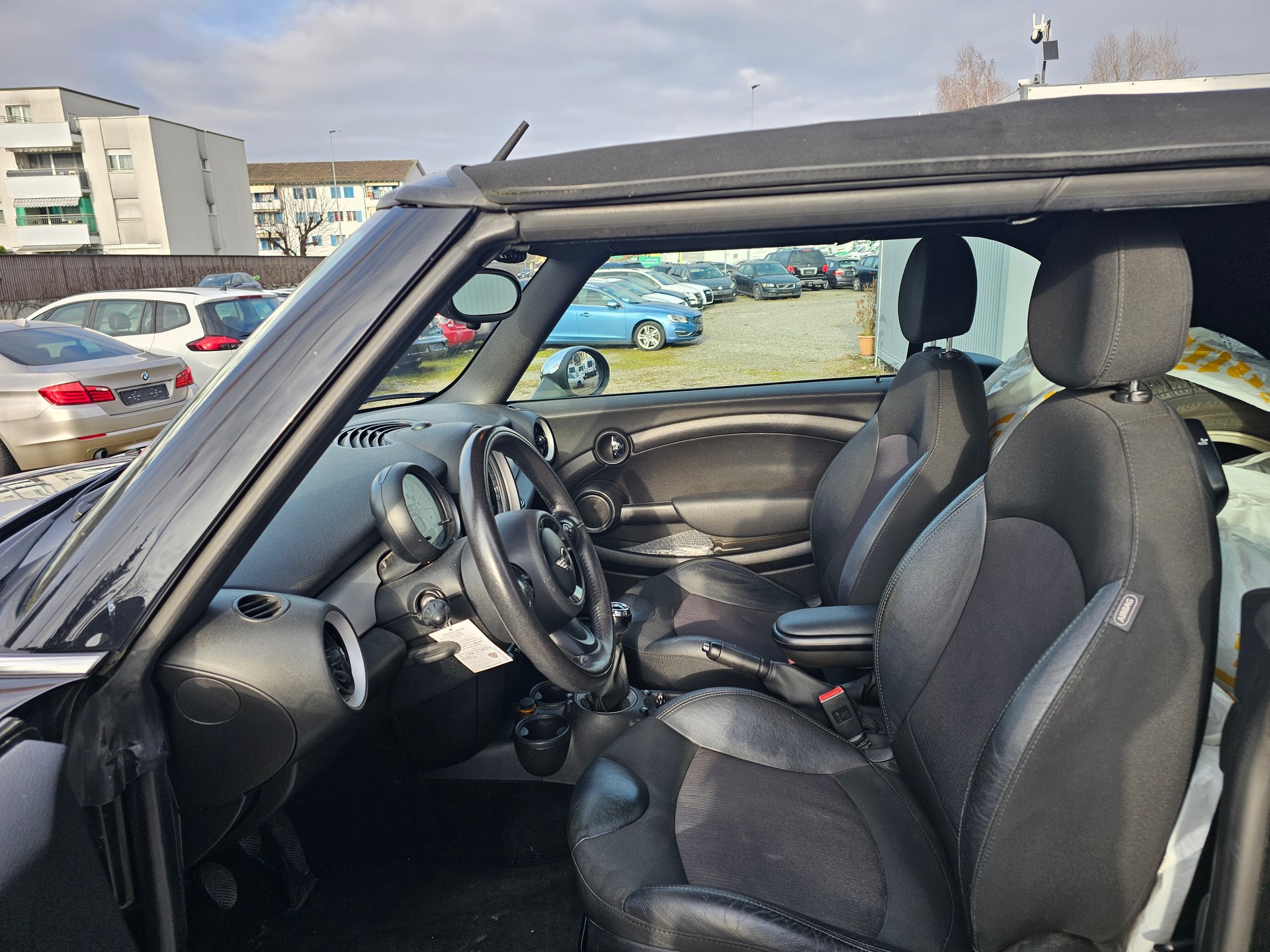 MINI Cooper Cabriolet-image-13