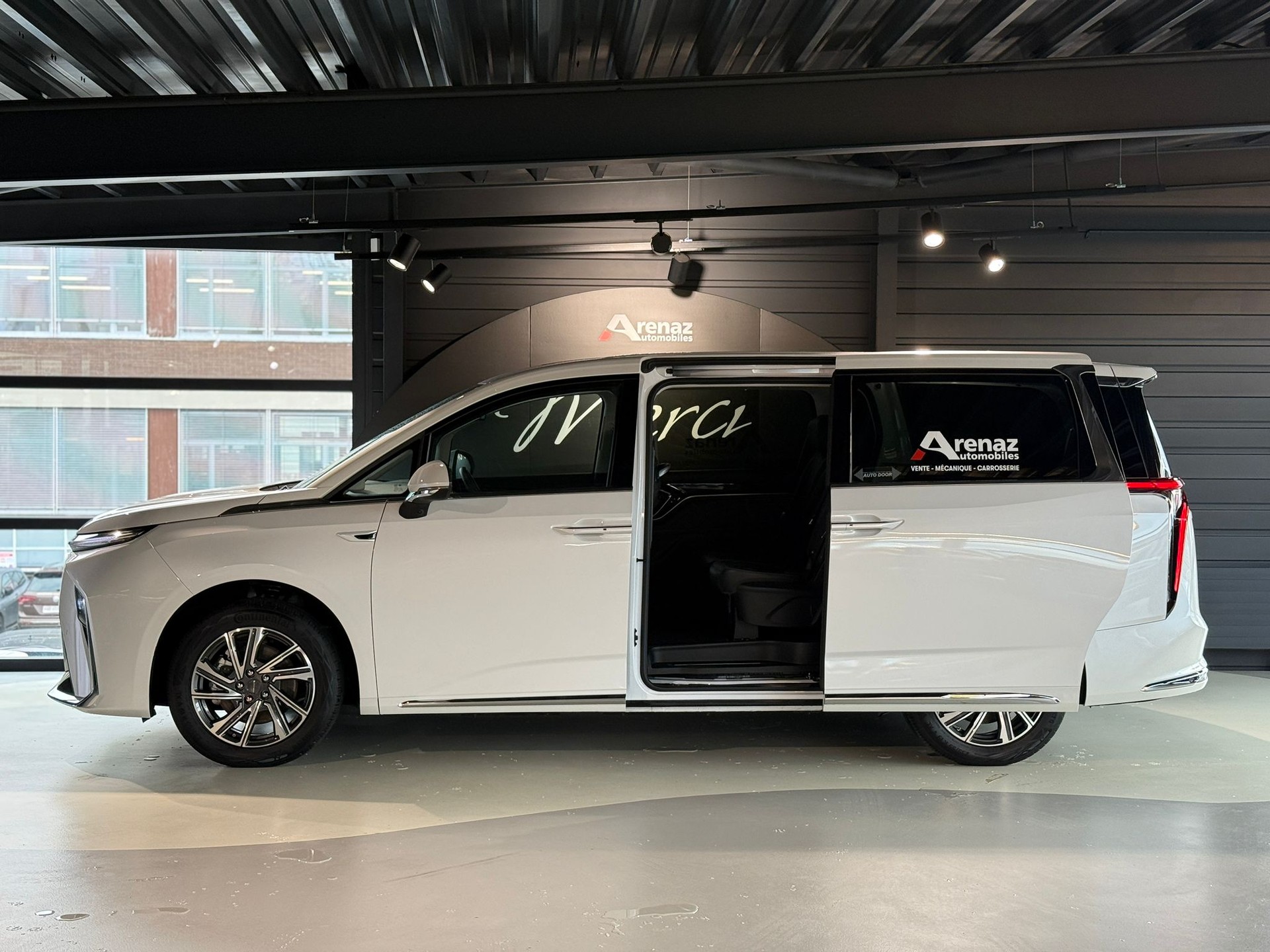 MAXUS Mifa 9 Luxury 90kWh 8 Pl.-showroom-element-2