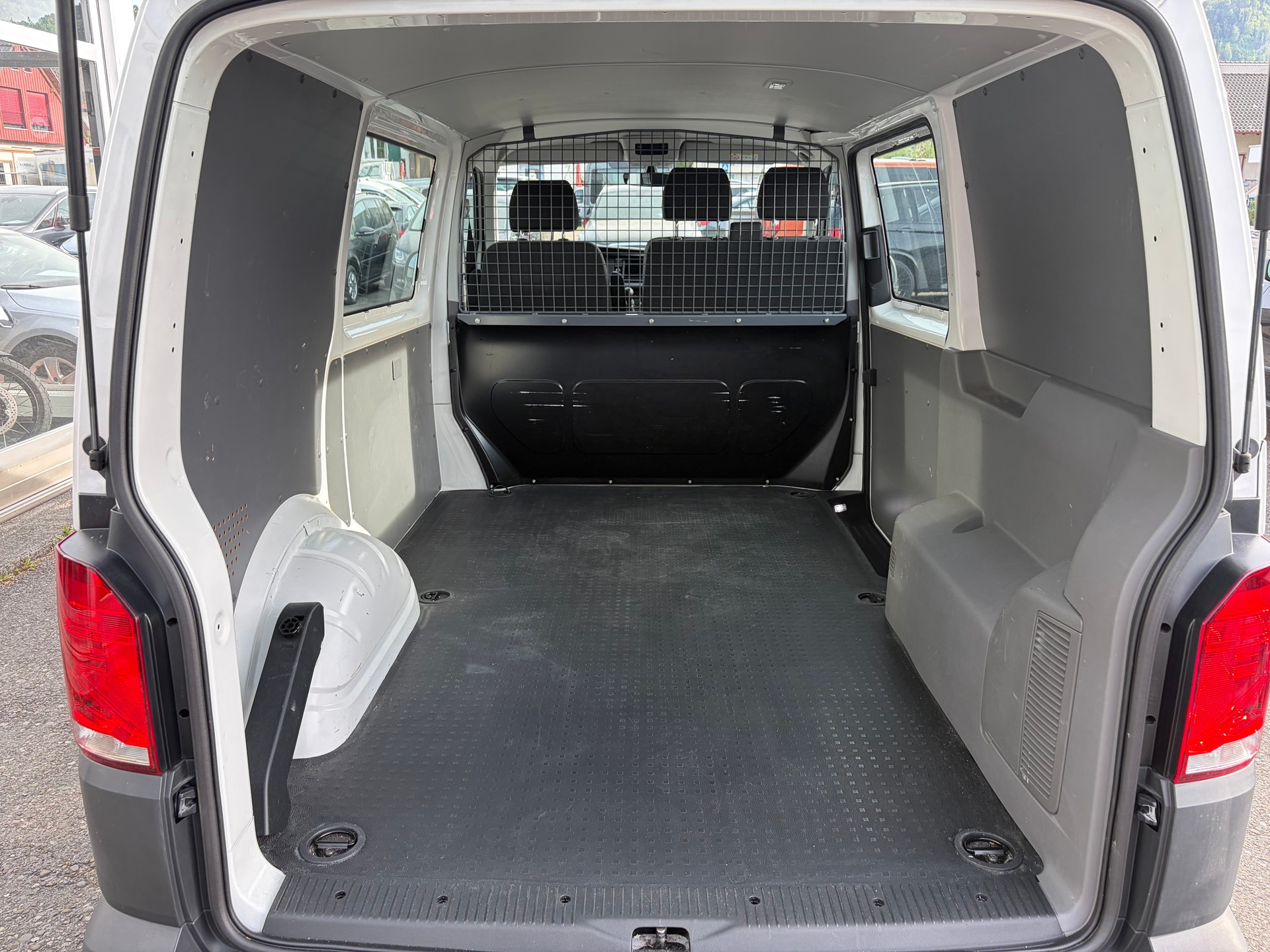 VW T6.1 2.0 TDI Entry-image-5