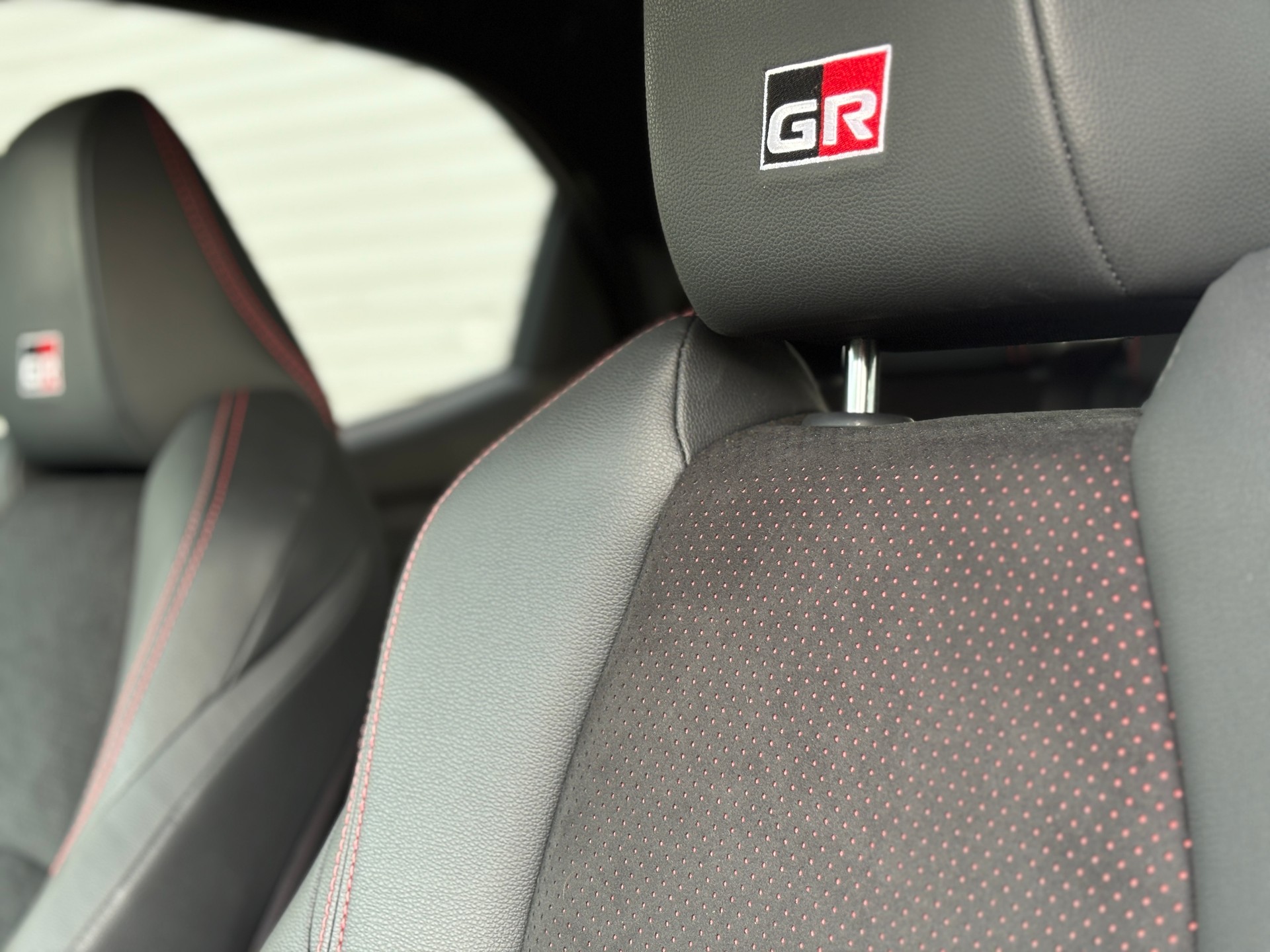 TOYOTA Yaris 1.5 GR Sport e-CVT-image-10