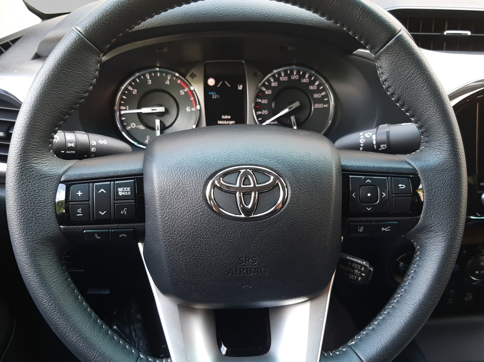 TOYOTA Hilux Double Cab.-Pick-up 2.8 D-4D 204 Style MHEV-image-8