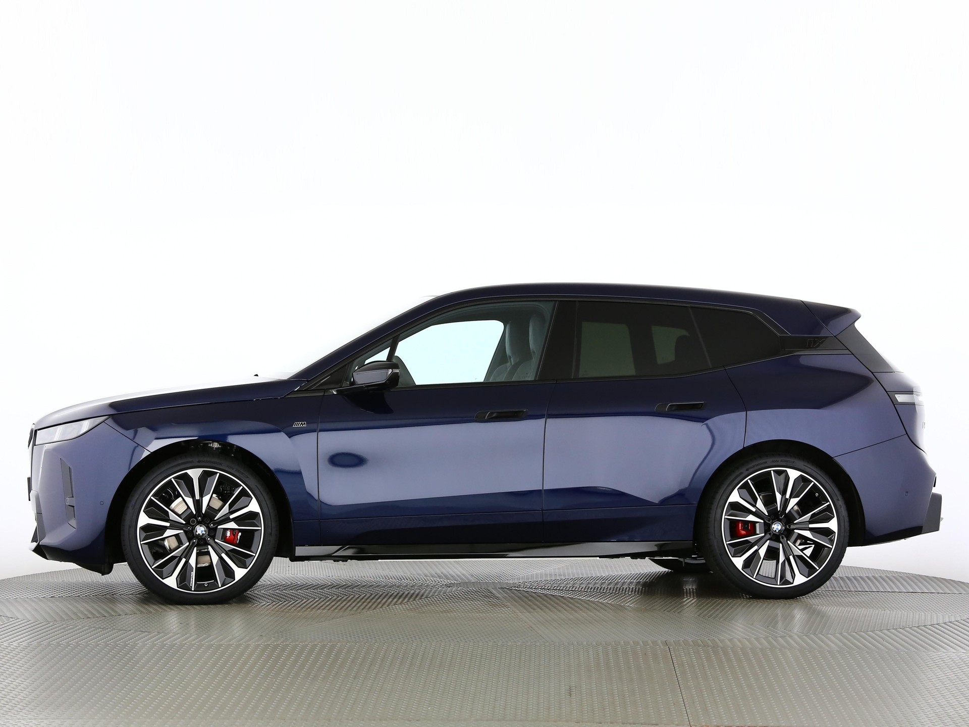 BMW iX M70-showroom-element-2