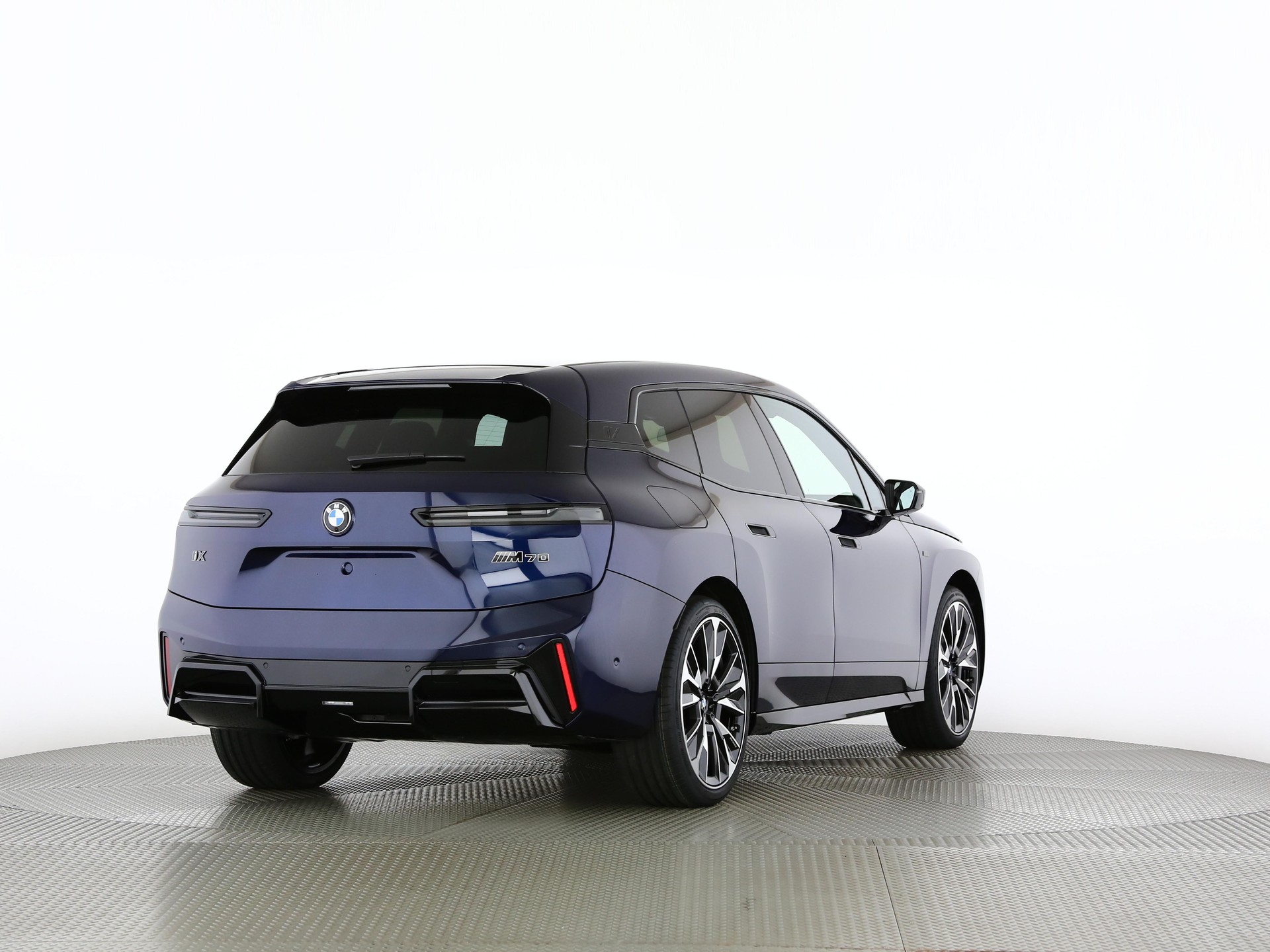 BMW iX M70-showroom-element-1