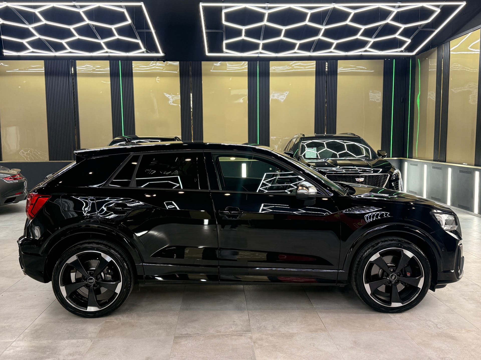 AUDI SQ2 TFSI quattro S-tronic-showroom-element-3