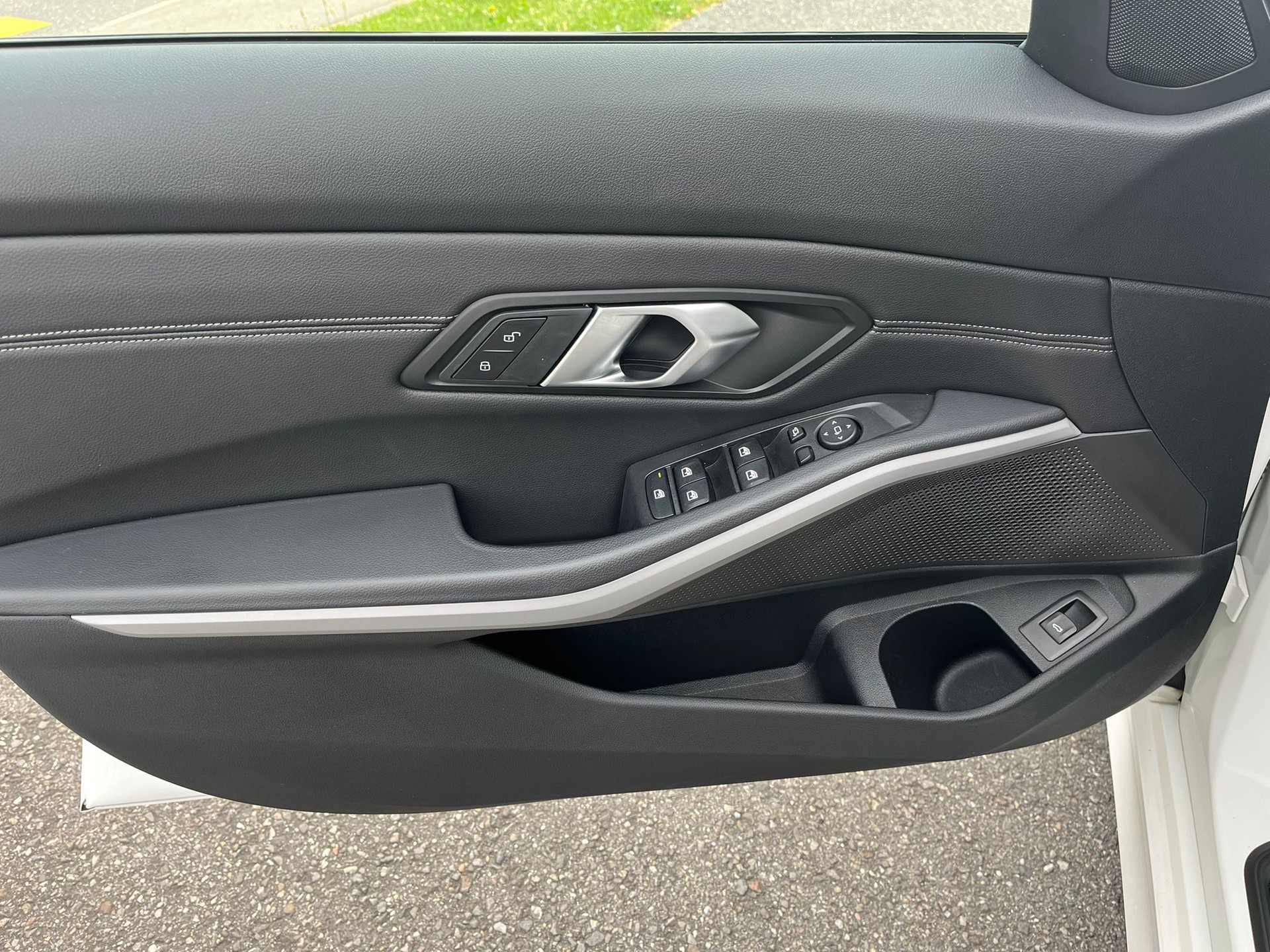 BMW 320d xDrive 48V Touring Steptronic-image-18