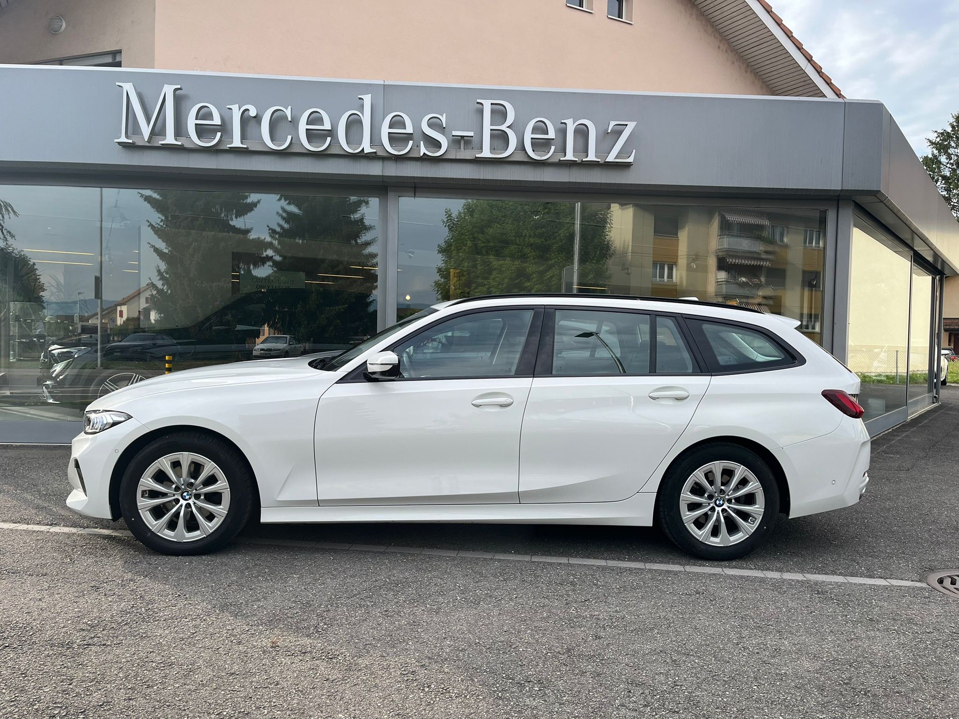 BMW 320d xDrive 48V Touring Steptronic-showroom-element-2