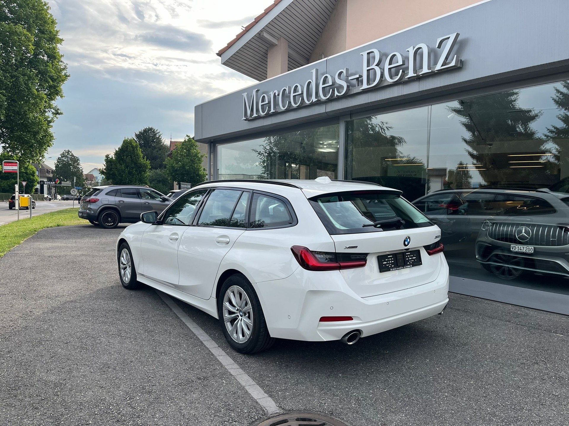 BMW 320d xDrive 48V Touring Steptronic-showroom-element-3