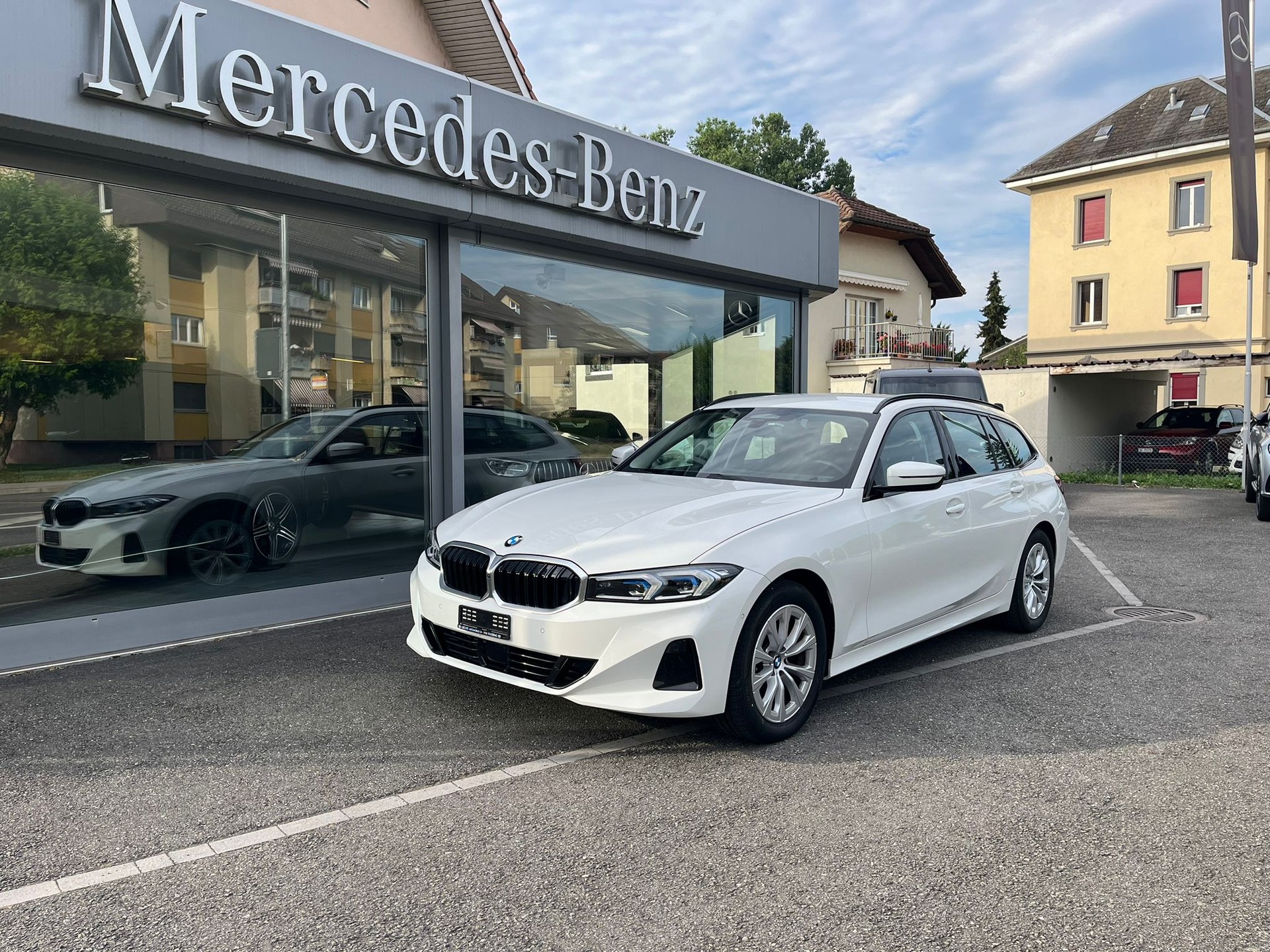 BMW 320d xDrive 48V Touring Steptronic-showroom-element-1