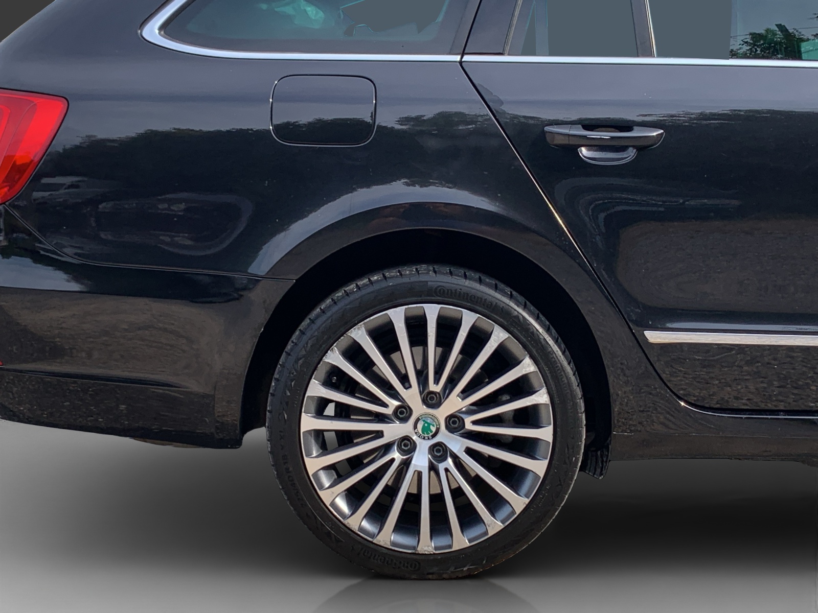 SKODA Superb Combi 3.6 FSI Laurin & Klement 4x4 DSG-image-9