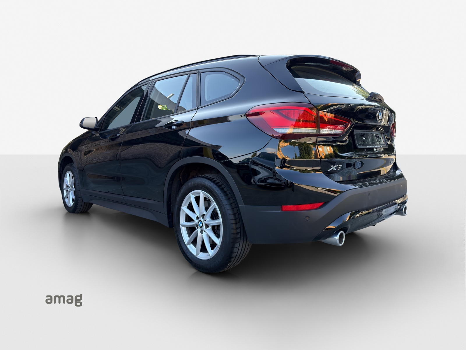 BMW X1 xDrive 20i Essential Edition Steptronic-showroom-element-2