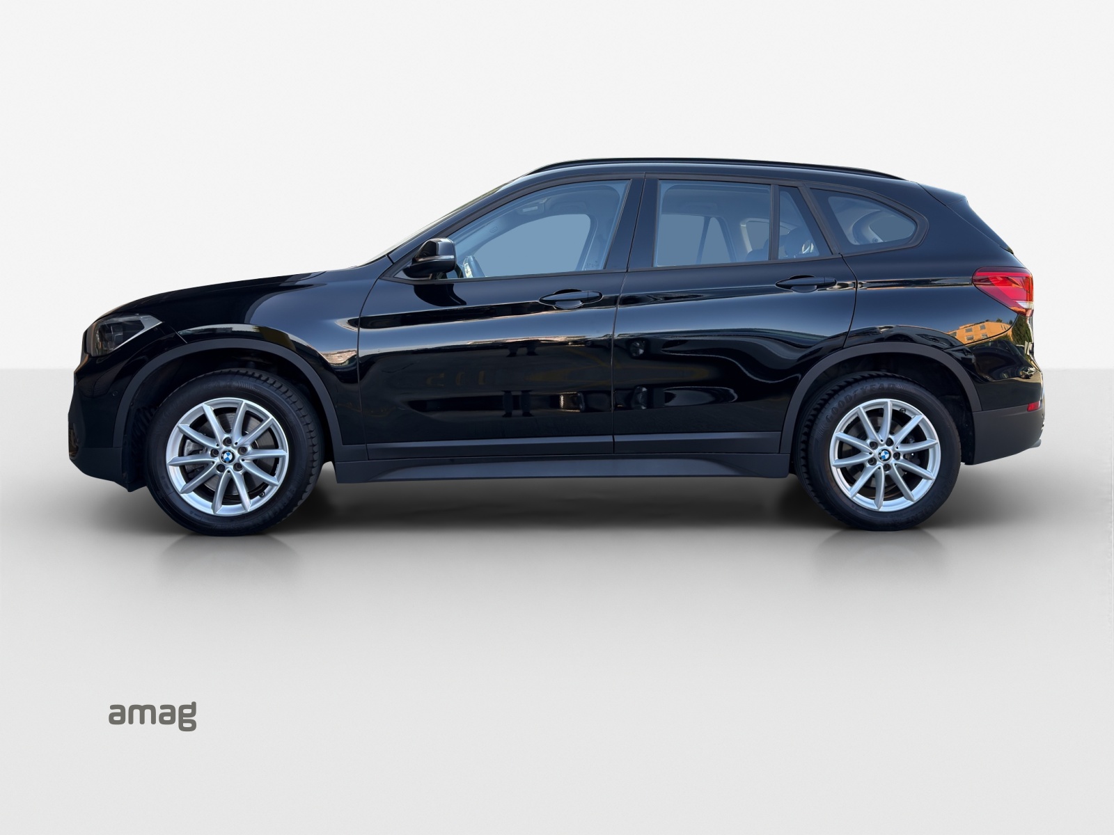 BMW X1 xDrive 20i Essential Edition Steptronic-showroom-element-1