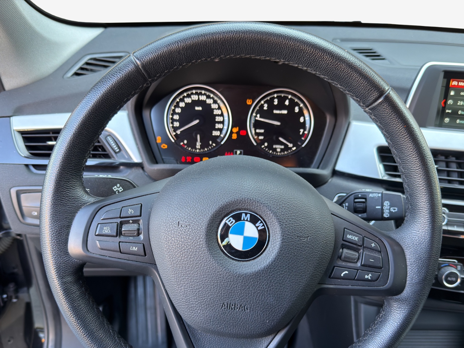 BMW X1 xDrive 20i Essential Edition Steptronic-image-9