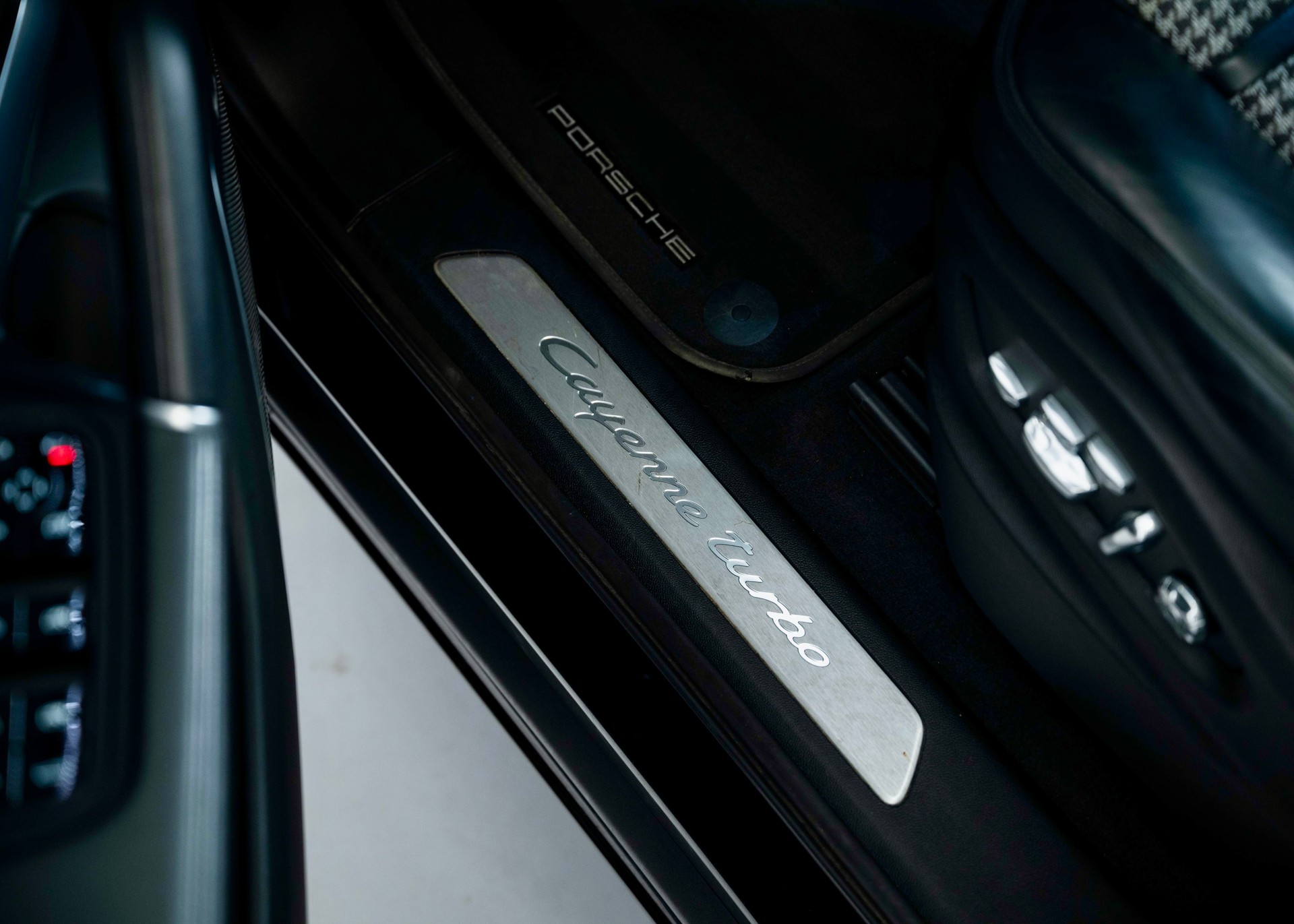 PORSCHE Cayenne Turbo Coupé (2nd hand, full Porsche history)-image-29