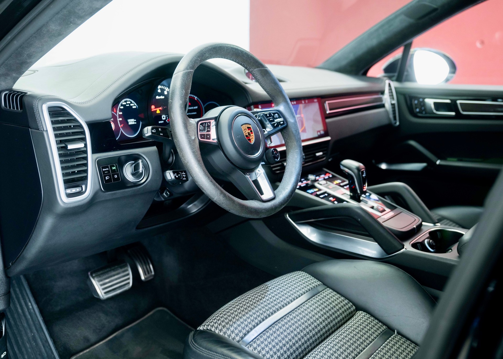 PORSCHE Cayenne Turbo Coupé (2nd hand, full Porsche history)-image-17