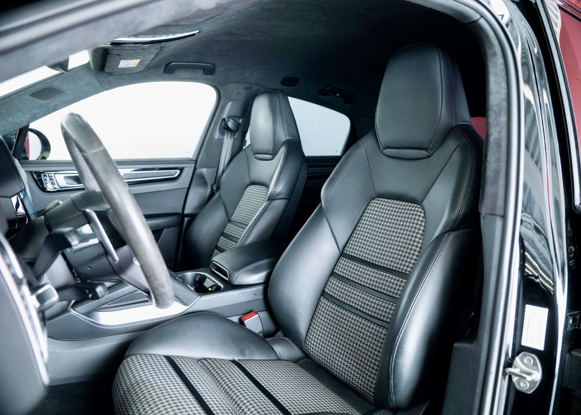 PORSCHE Cayenne Turbo Coupé (2nd hand, full Porsche history)-image-21