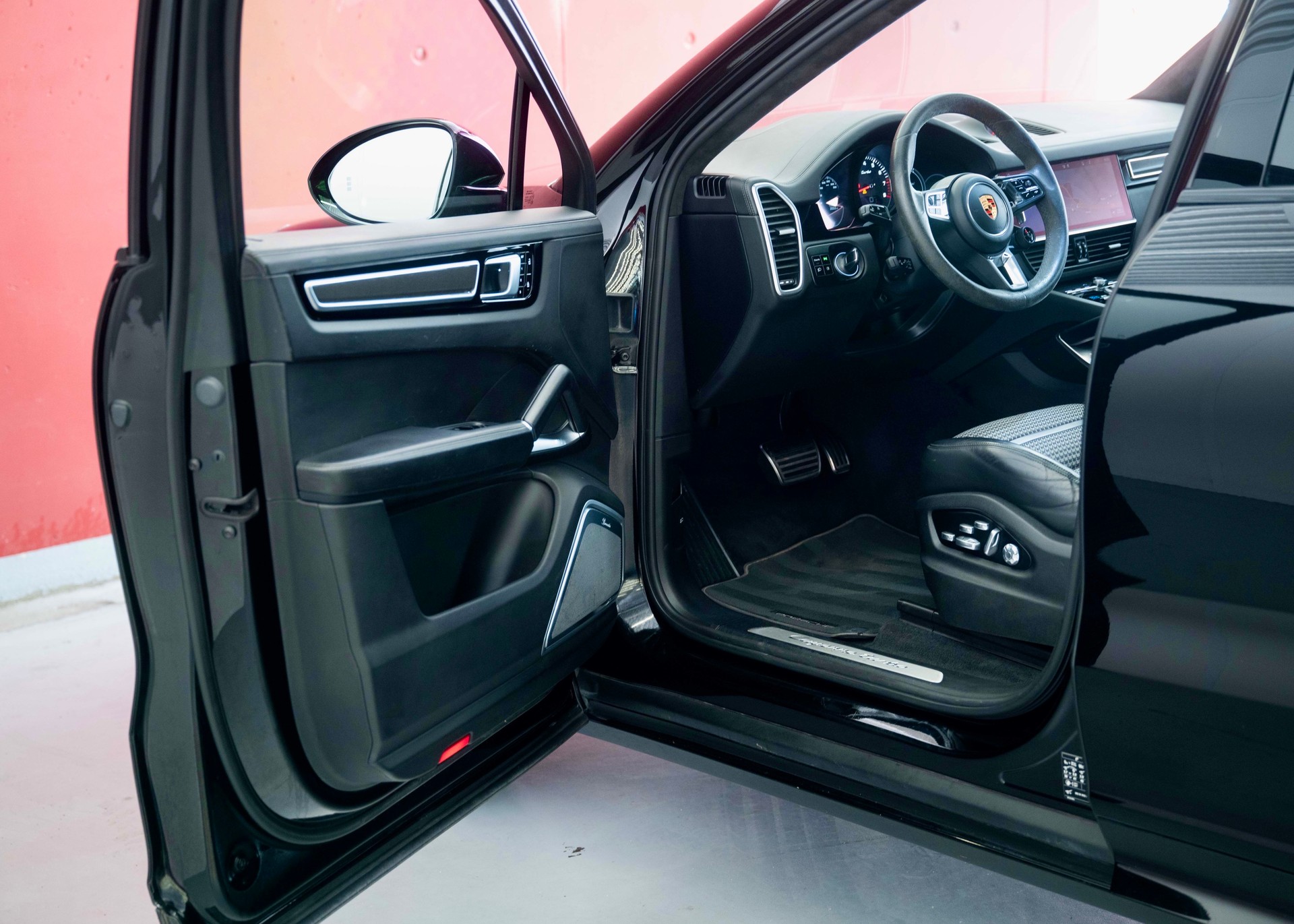 PORSCHE Cayenne Turbo Coupé (2nd hand, full Porsche history)-image-30