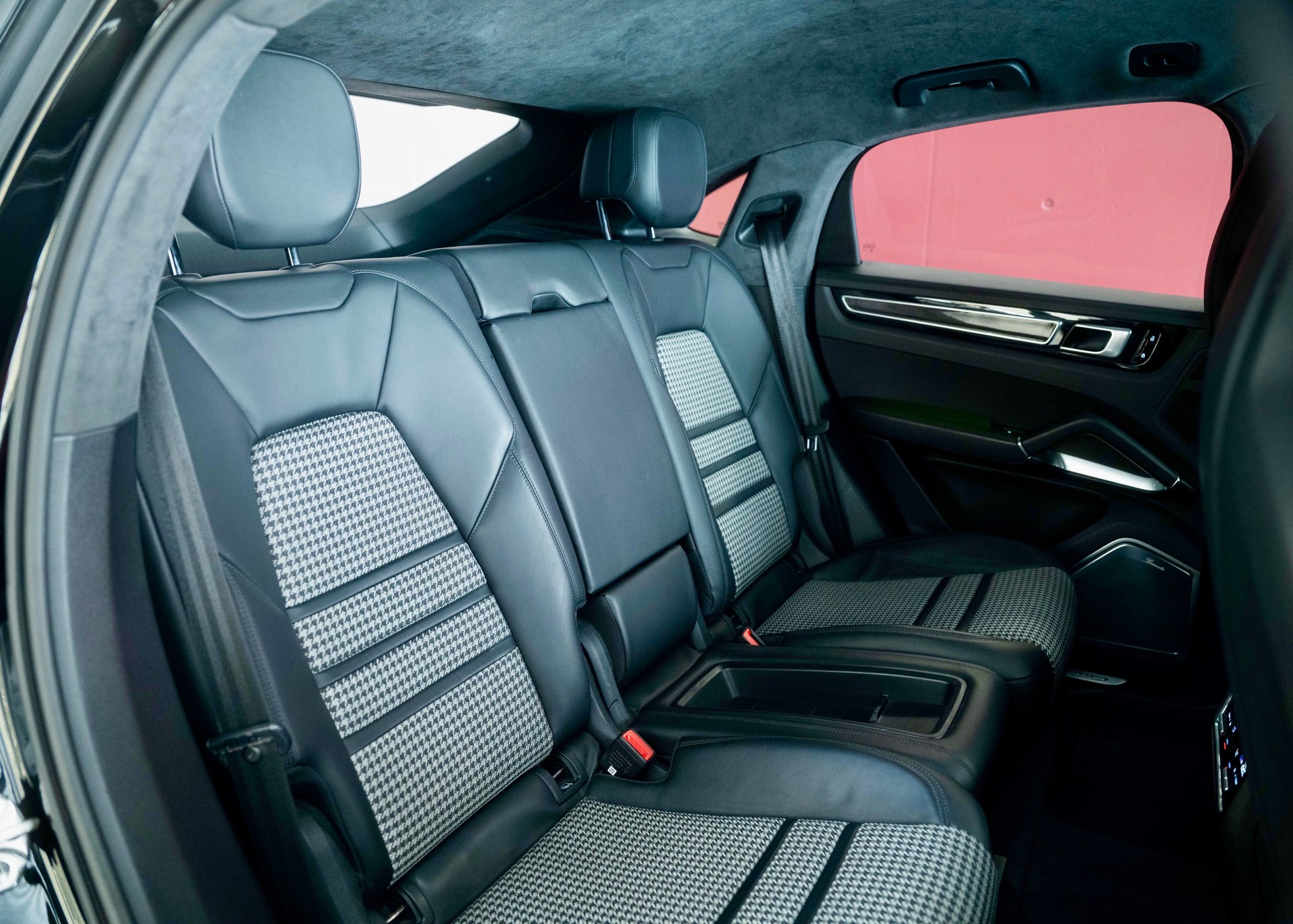 PORSCHE Cayenne Turbo Coupé (2nd hand, full Porsche history)-image-24