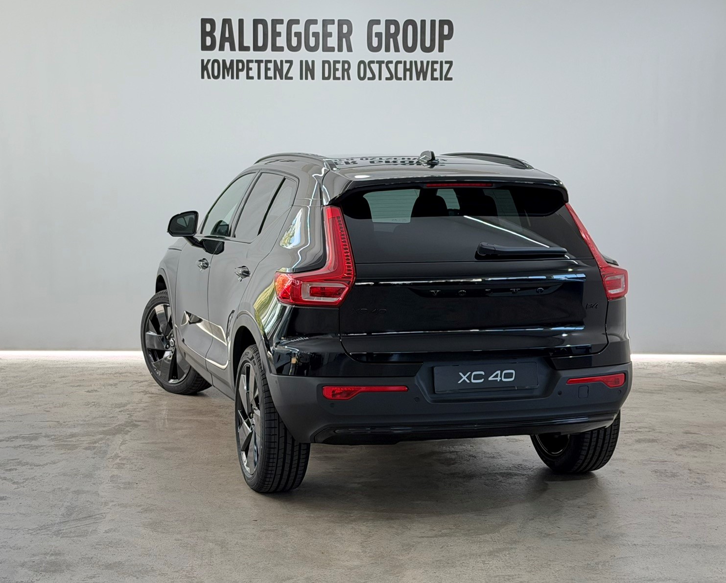 VOLVO XC40 2.0 B4 MH Black Edition-showroom-element-1