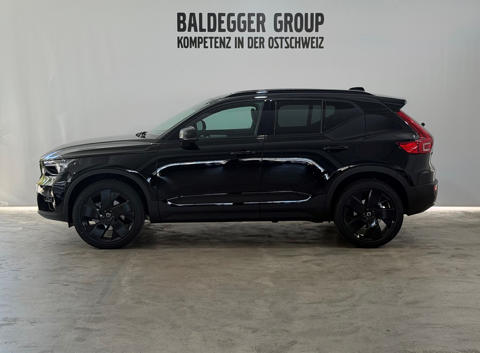 VOLVO XC40 2.0 B4 MH Black Edition-showroom-element-2
