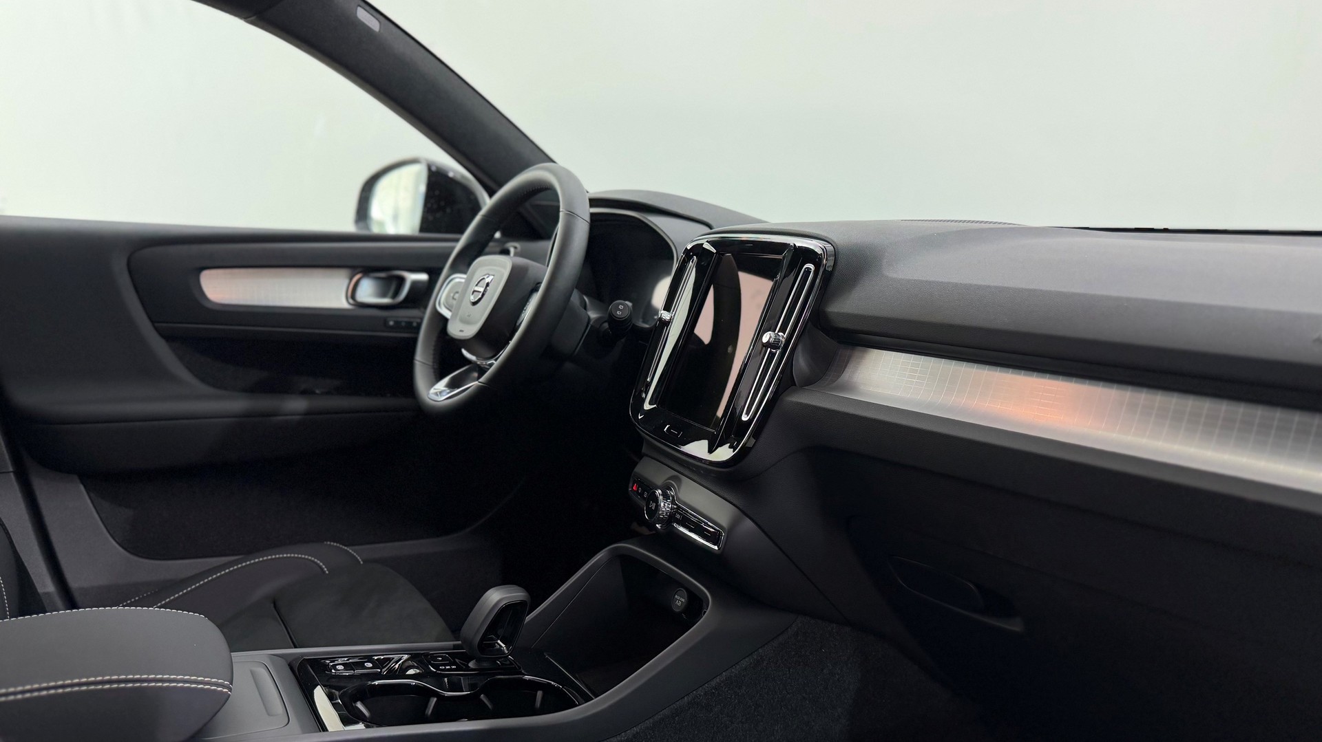 VOLVO XC40 2.0 B4 MH Black Edition-showroom-element-3
