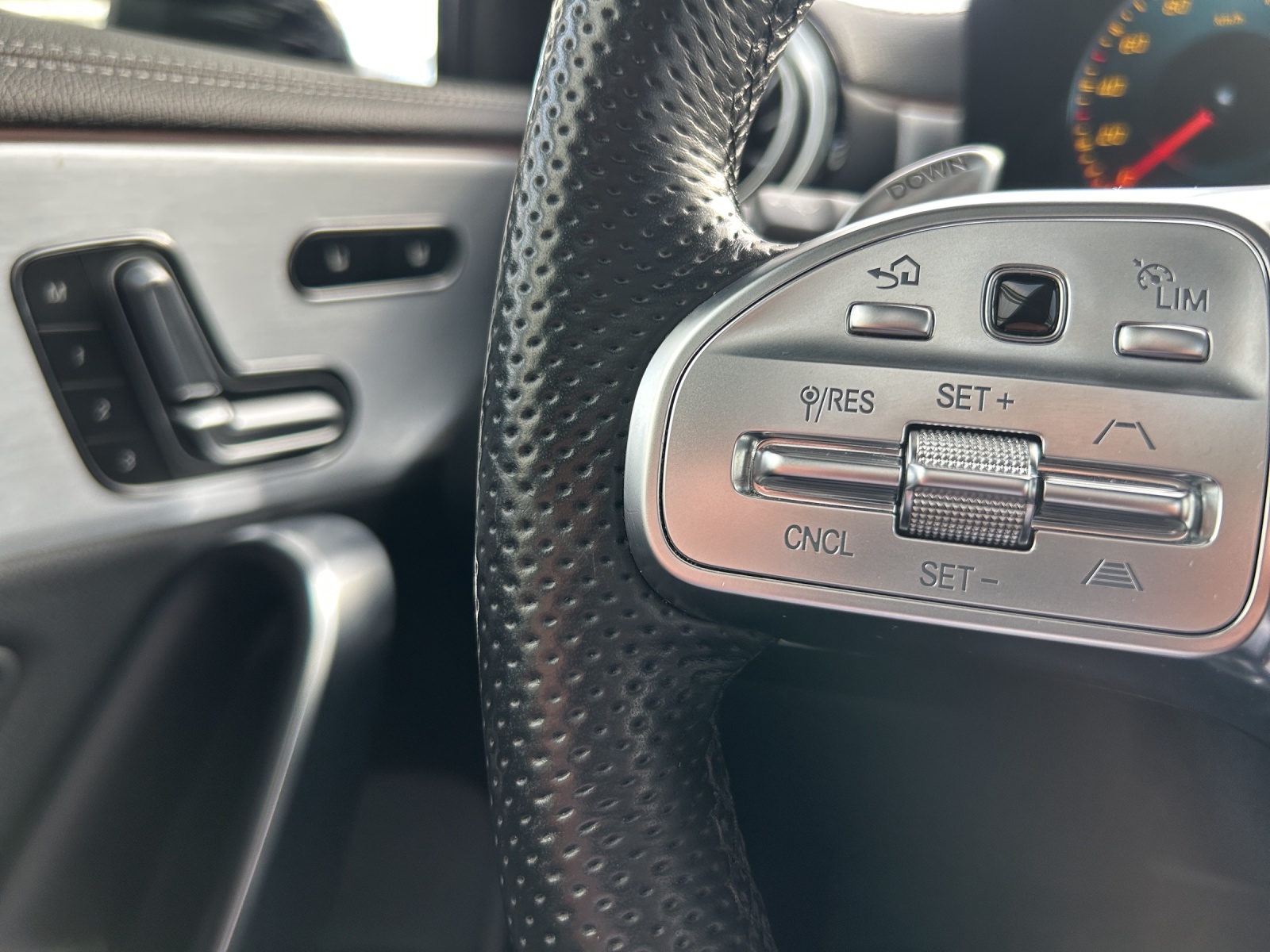 MERCEDES-BENZ A 35 AMG 4Matic Speedshift-image-12