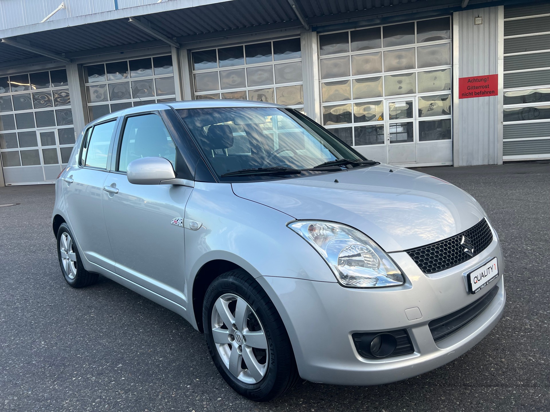 SUZUKI Swift 1.3i 16V GL Top 4x4-showroom-element-1