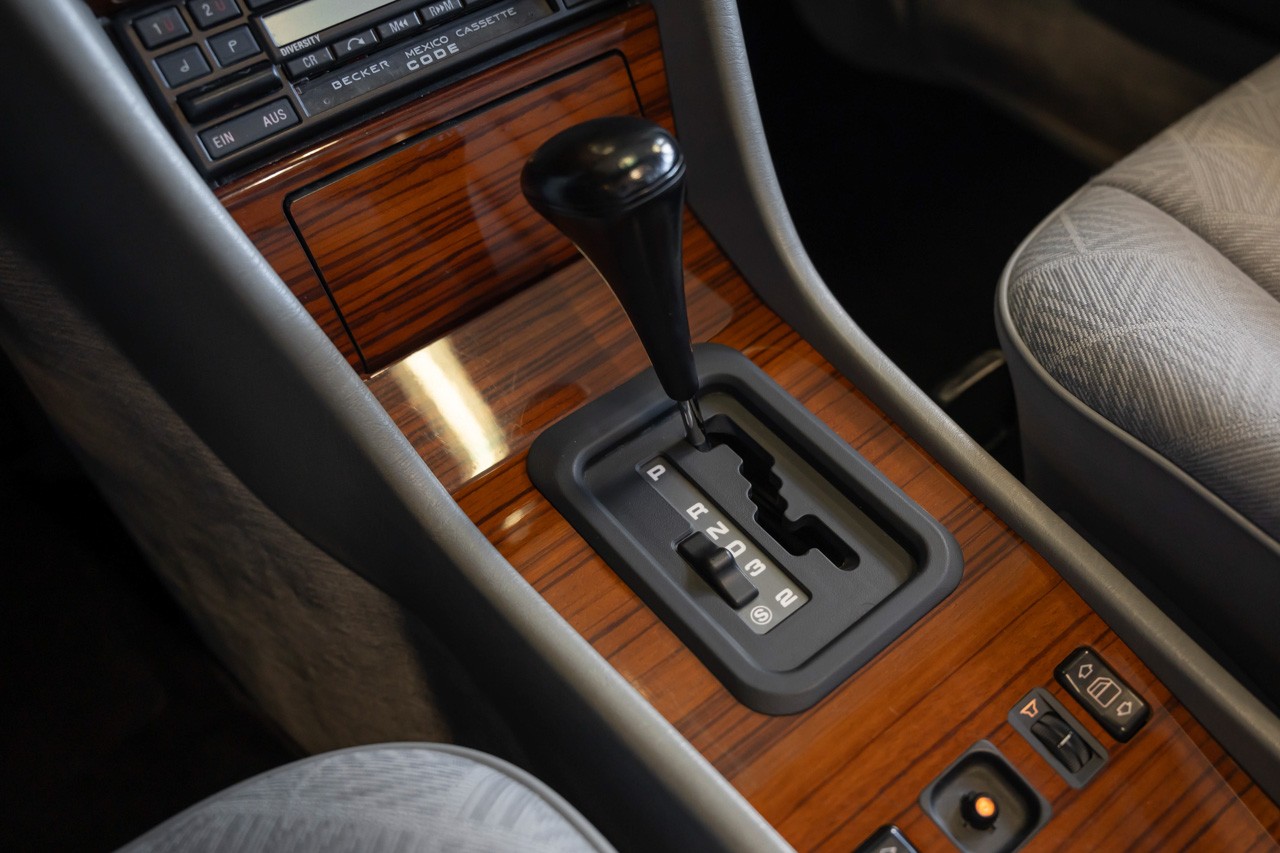 MERCEDES-BENZ E 220-image-26