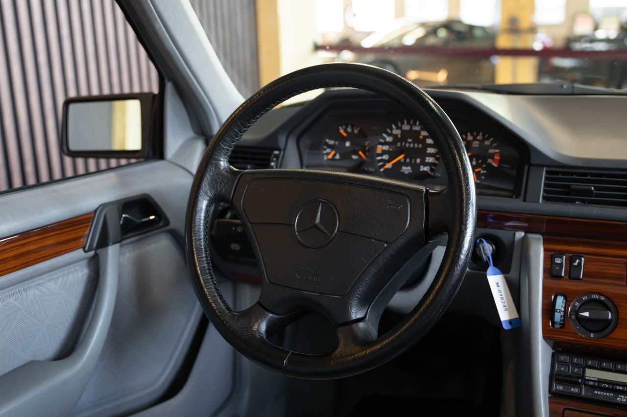 MERCEDES-BENZ E 220-image-22