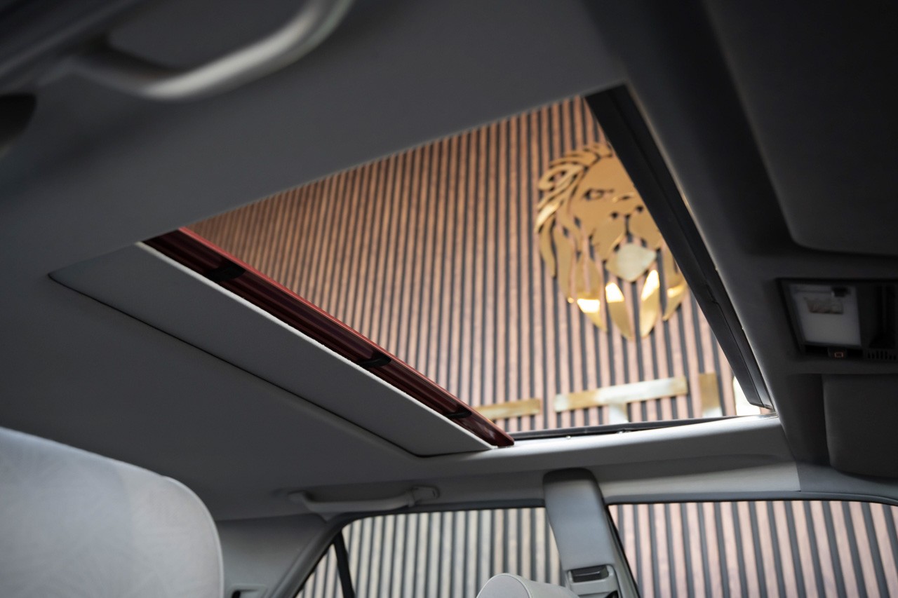 MERCEDES-BENZ E 220-image-18