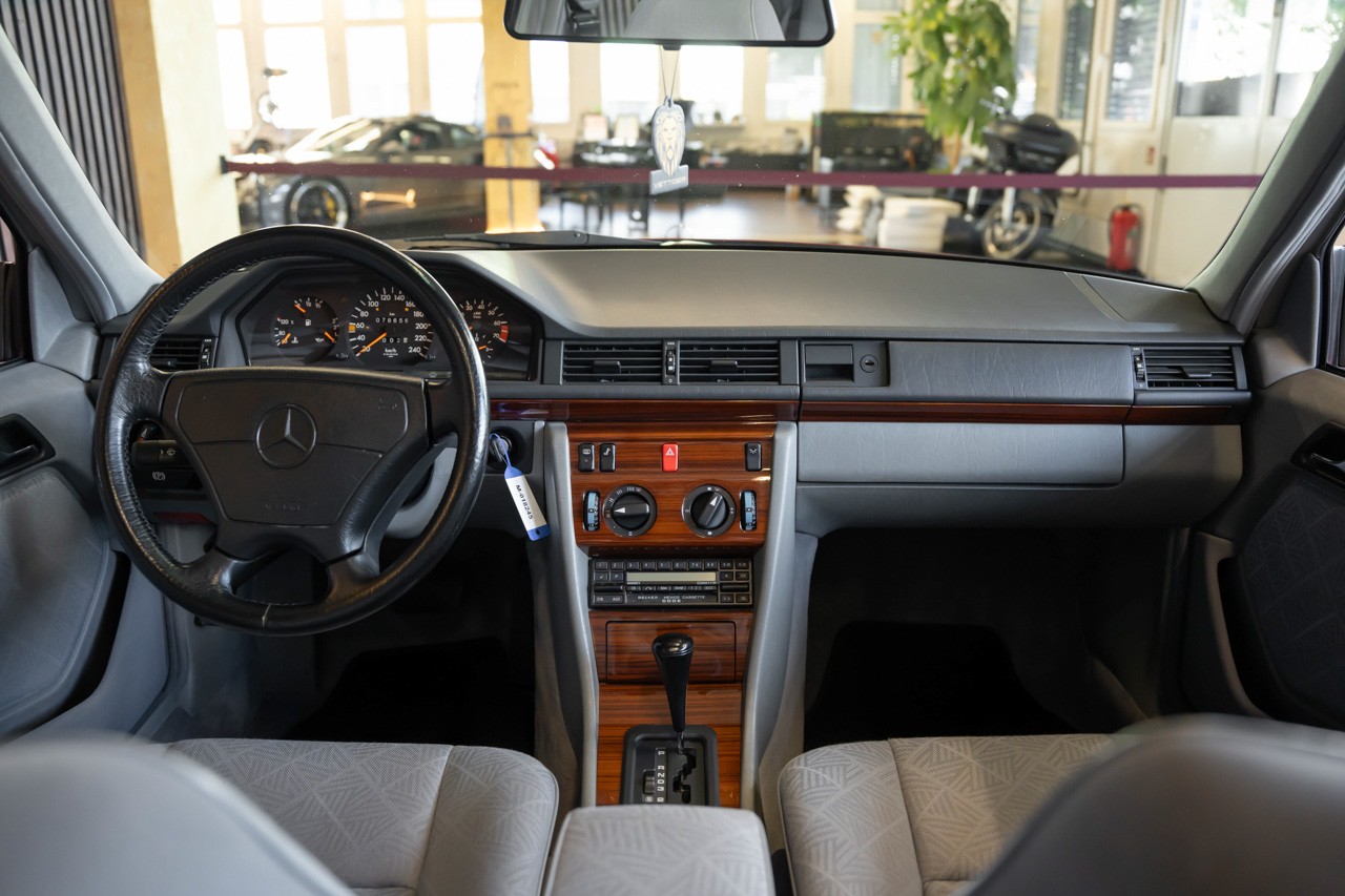 MERCEDES-BENZ E 220-image-11