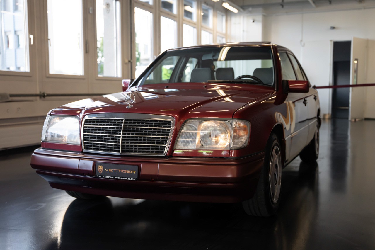 MERCEDES-BENZ E 220-showroom-element-2