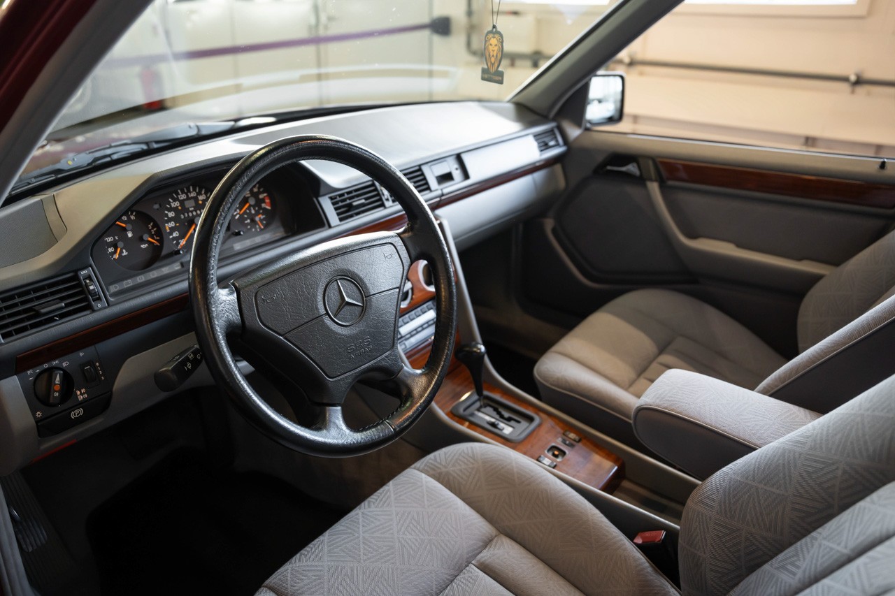 MERCEDES-BENZ E 220-image-12