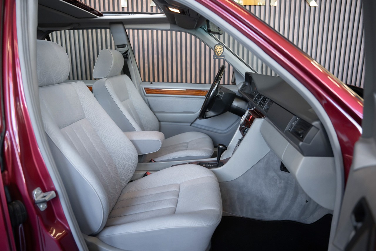 MERCEDES-BENZ E 220-image-16