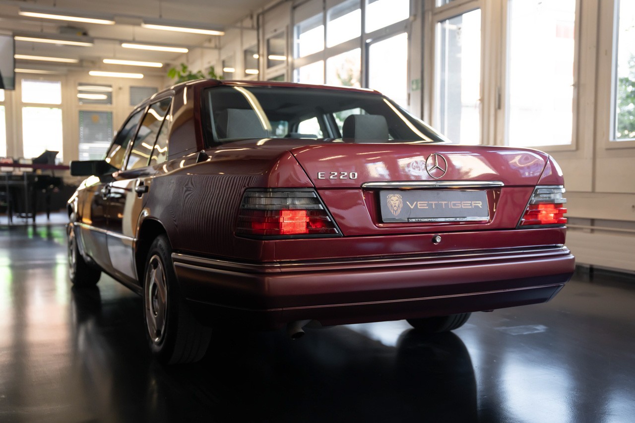MERCEDES-BENZ E 220-showroom-element-3