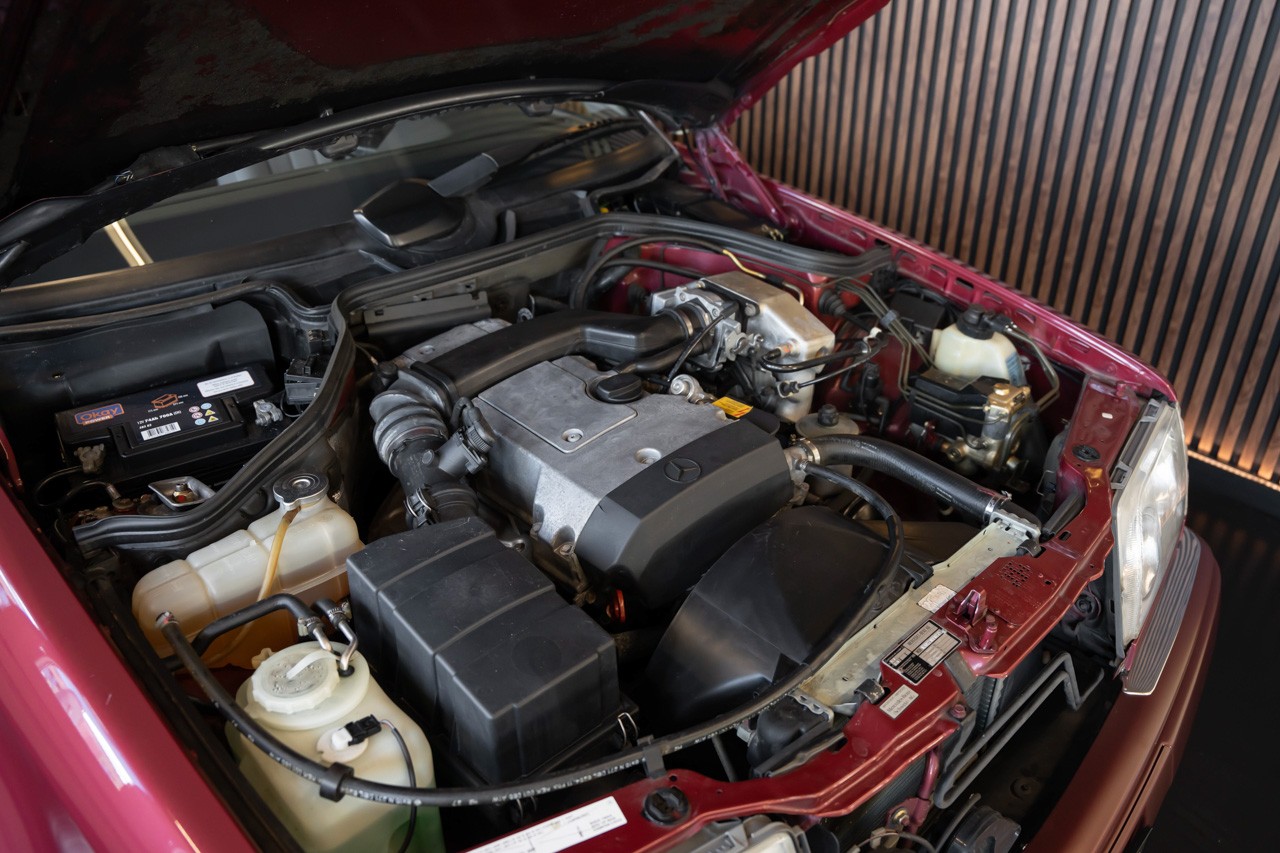 MERCEDES-BENZ E 220-image-27