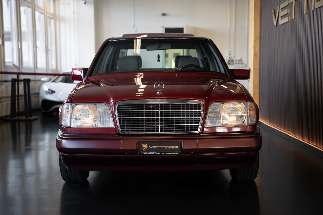 MERCEDES-BENZ E 220-showroom-element-1
